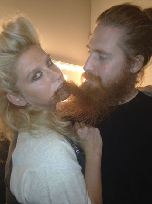 Kesha dan kebiasaan anehnya 