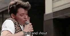 Cena de “Curtindo a Vida Adoidado” – Ferris Bueller cantando “Twist and Shout” na rua.